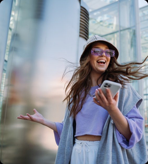 Donna sorridente con smartphone