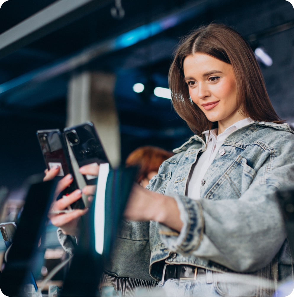 Cliente che sceglie uno smartphone in un punto vendita
